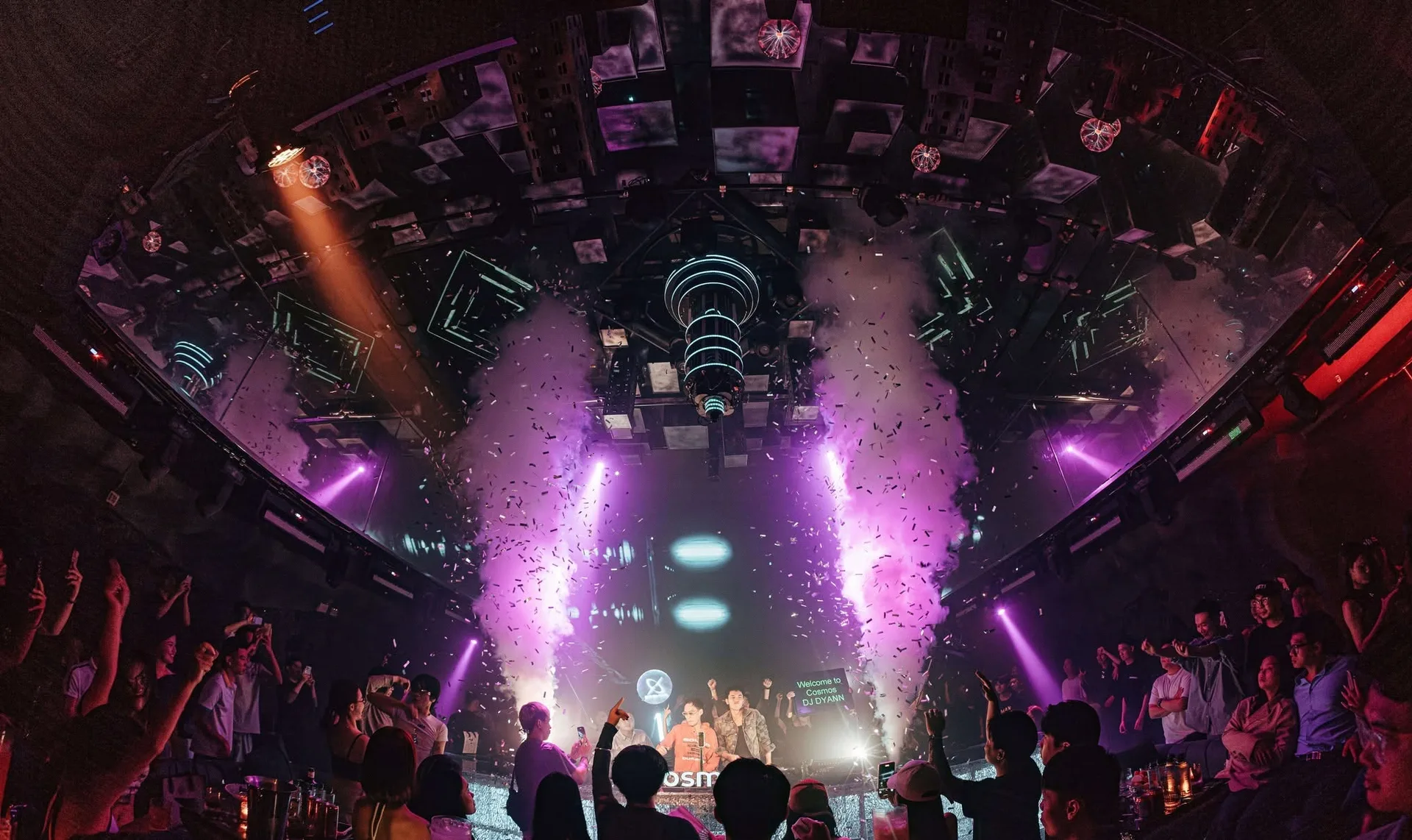 Cột khói CO2 và pháo giấy hai bên bốt DJ tại Cosmos Club